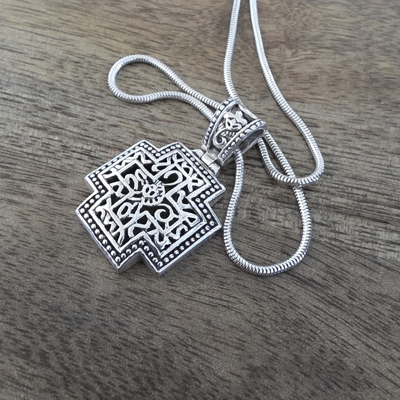 Elegant Silver Geometric Pendant Necklace - Picture 2 of 5